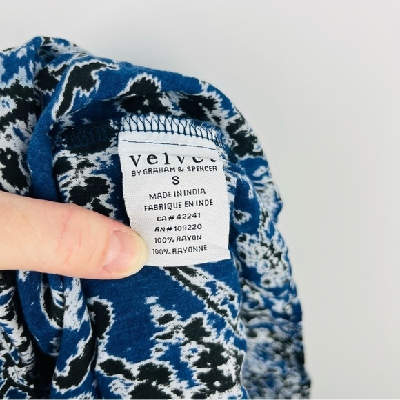Velvet By Graham & Spencer Blue Black Print V-Neck Long Sleeve Blouse - Picture 4 of 5